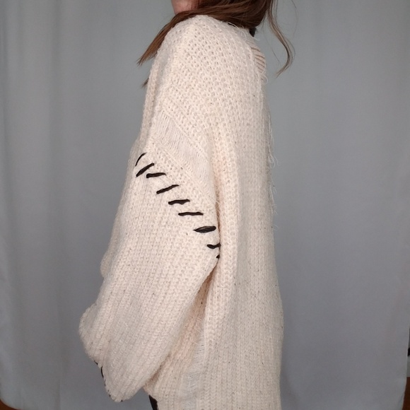 Distressed turtleneck sweater - Picture 3 of 7